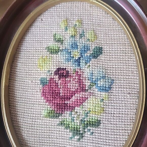 Pair Vintage Floral Needlepoint Flowers in Oval Frames Miss Matched 9x7 & 8x6.5 - Picture 13 of 14